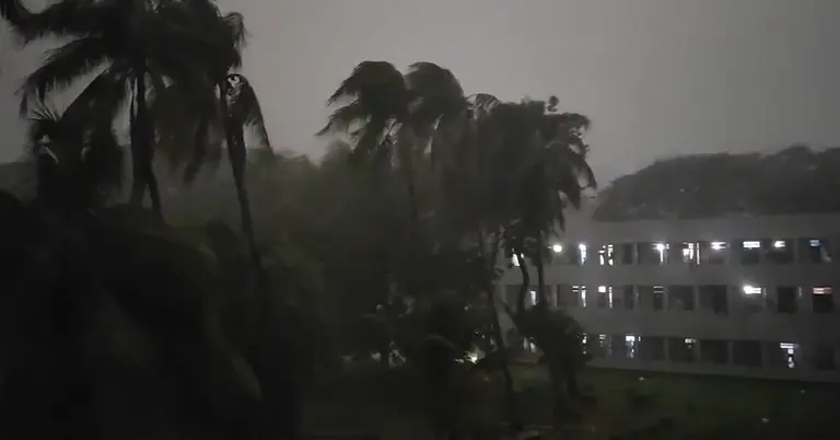 বৃষ্টিতে ভিজলো রাজধানী